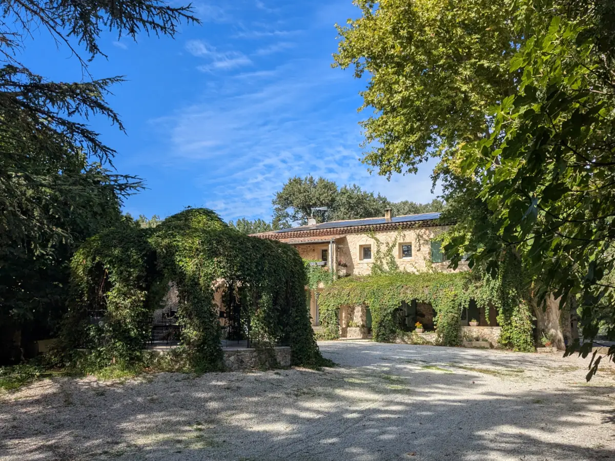 Jardin de la maison d'hôtes le Mas de l'île à Avignon